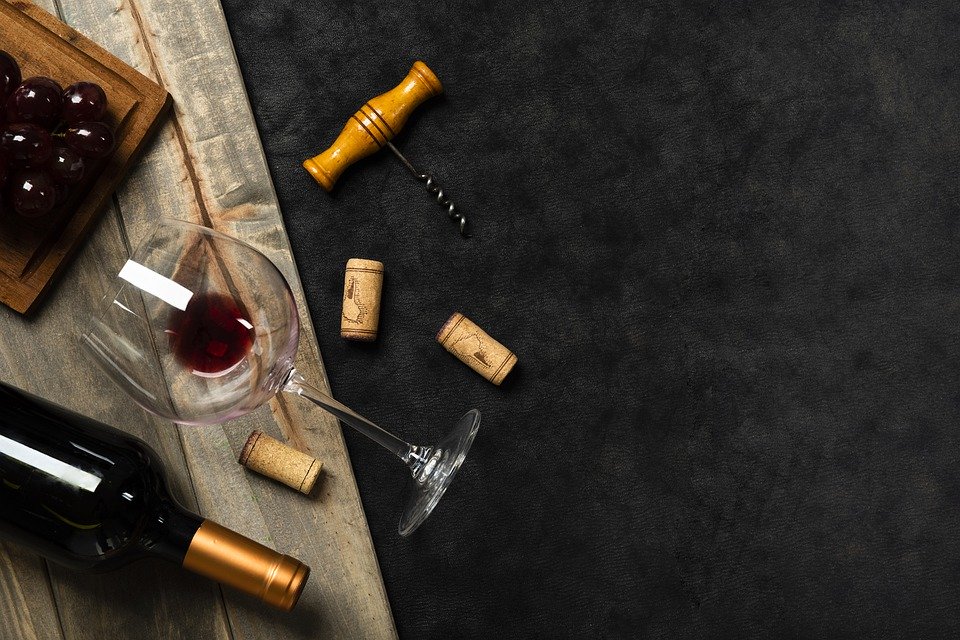 verre et bouteille de vin allongés sur une table