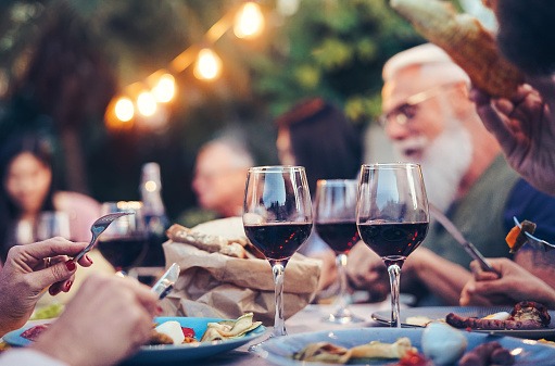 repas en extérieur avec verres de vin