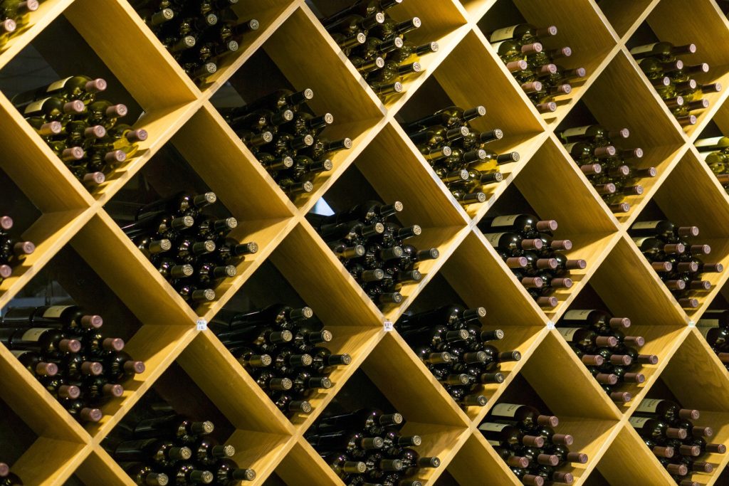 casiers avec bouteilles de vin