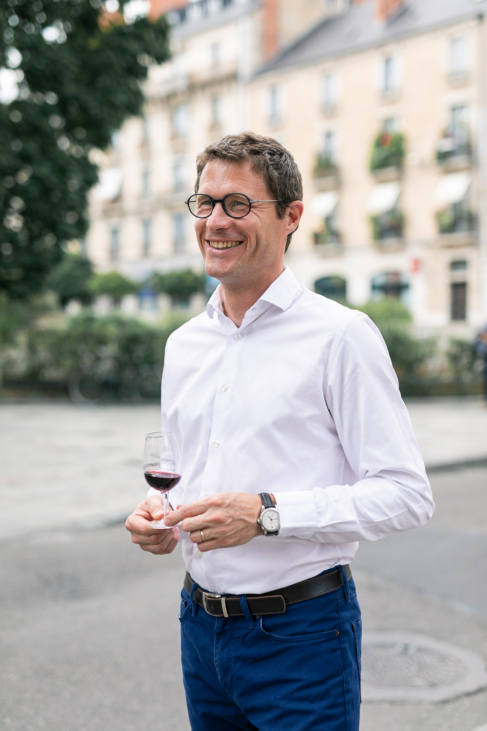 Sébastien Bricout, fondateur de Domaine du Goût avec un verre de vin rouge à la main 