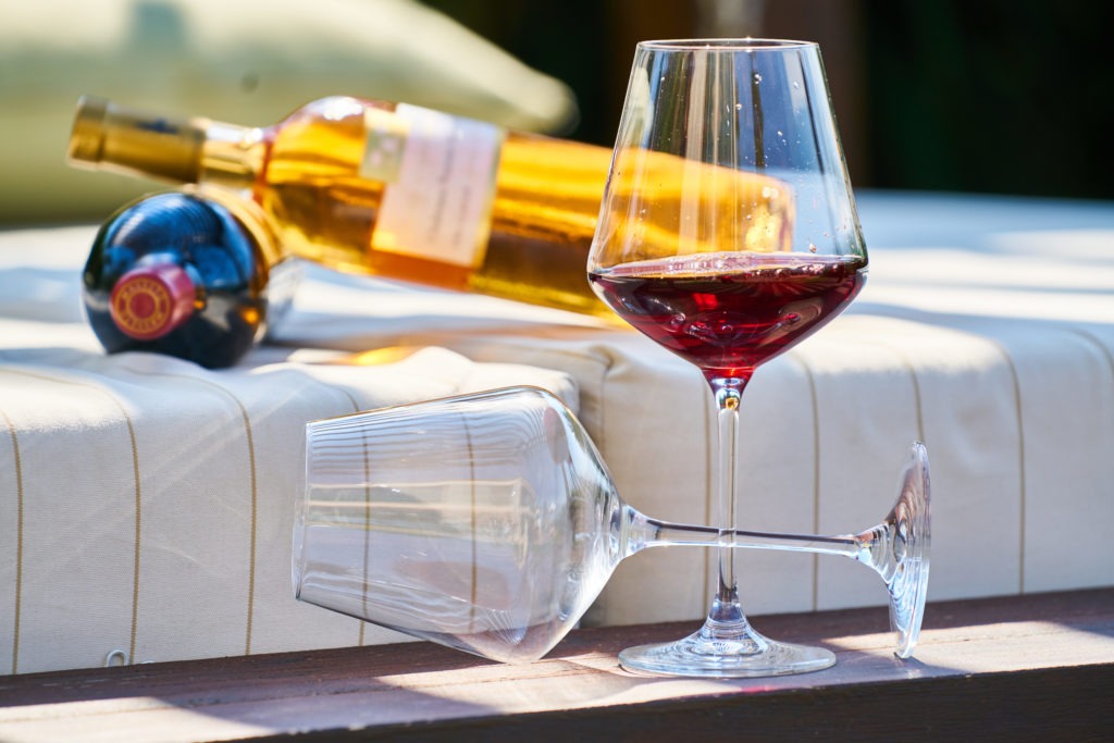 verres et bouteilles de vin sur une table