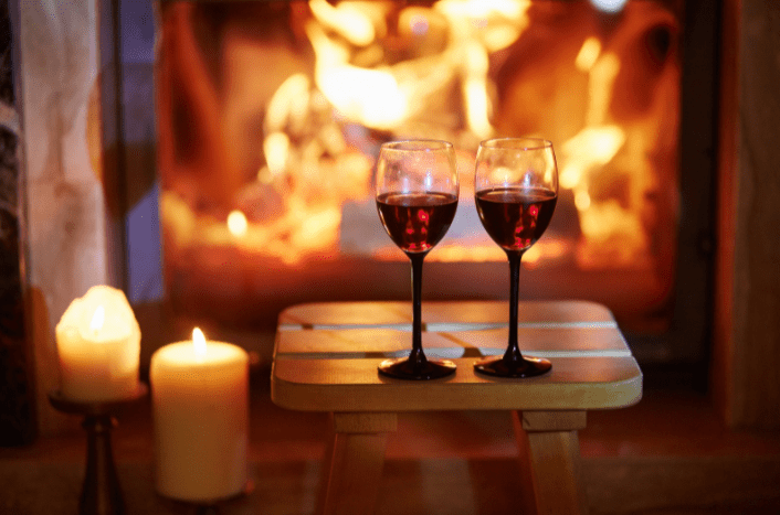 verres de vin face à une cheminée