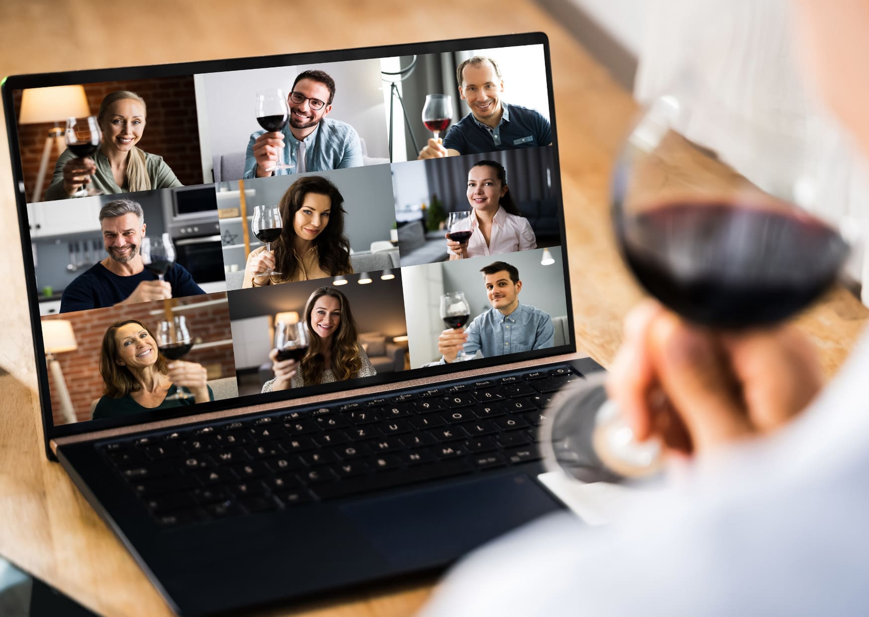 Dégustation à distance de vin à travers un écran d'ordinateur avec plusieurs personnes