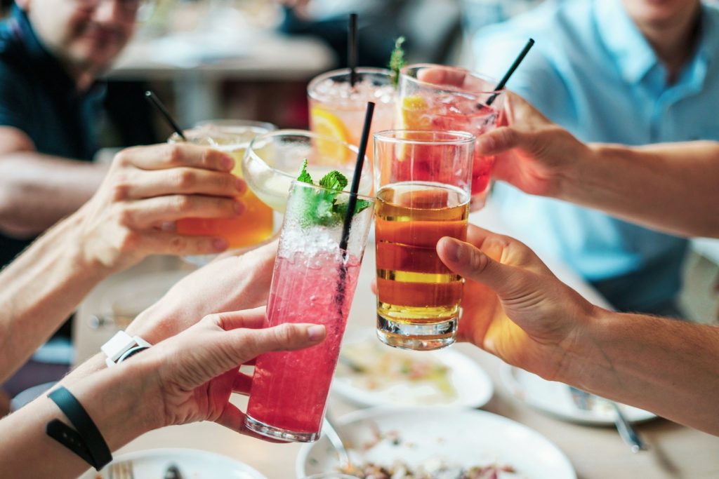 Soirée cocktails entre amis un soir d'été