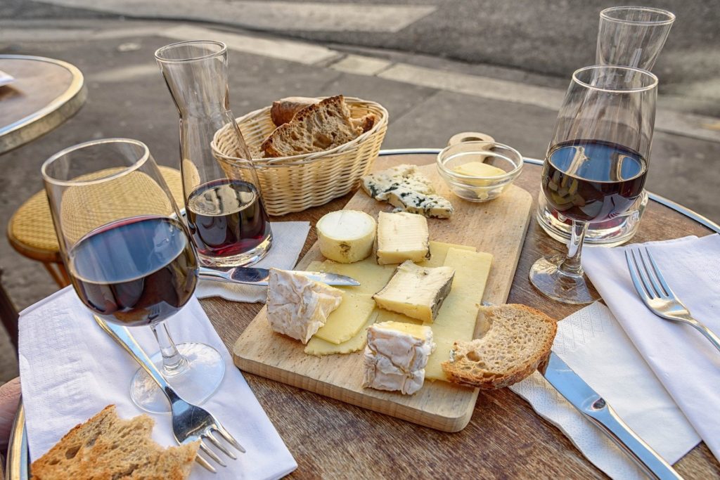 verre de vin rouge et planche de fromages français