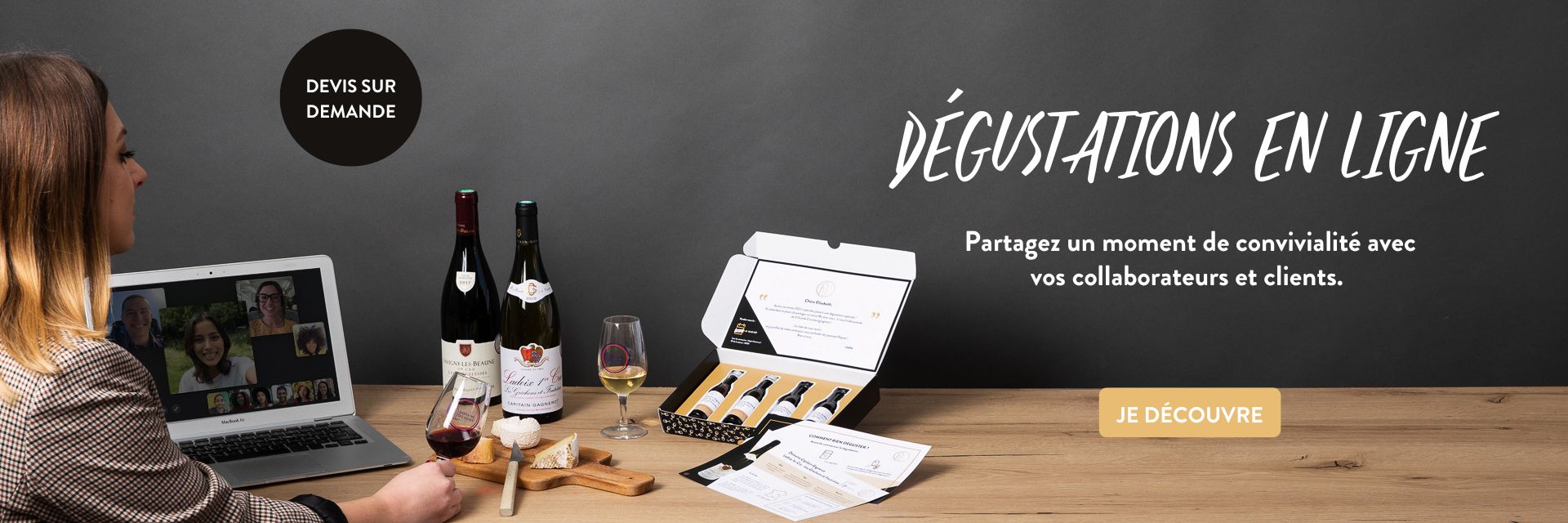 coffret de dégustation de vin en ligne avec un plateau de fromages et des verres de vins